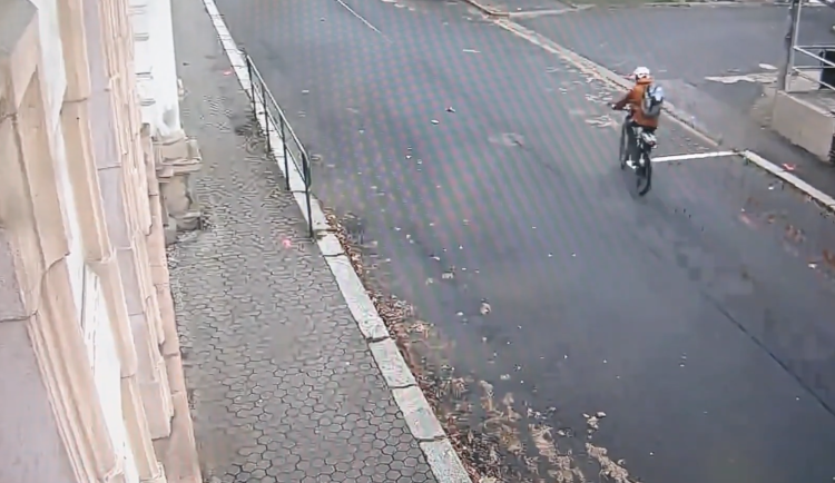 Policisté hledají svědky nehody v Sokolově. Zajímají se hlavně o cyklistu v bílé helmě