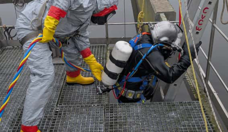 Práce poslepu v nádrži čističky. Potápěči hasičů zvládli v Olomouci speciální úkol