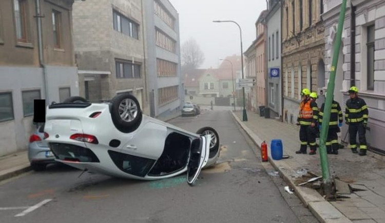 V centru Třebíče ráno skončilo auto na střeše, řidič i jeho spolujezdec se zranili