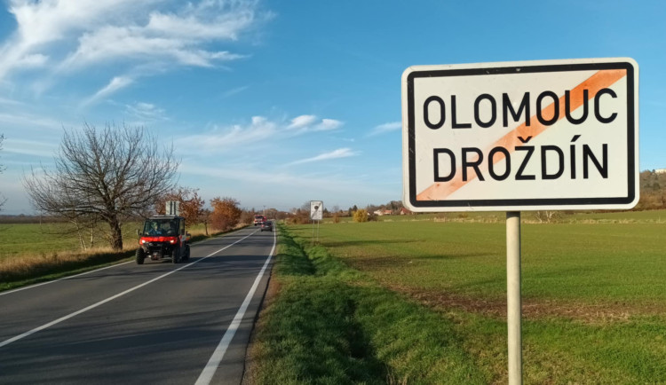 Objížďky kvůli Chválkovické dorazily silnice u Droždína a Bystrovan. Kraj už chystá opravy