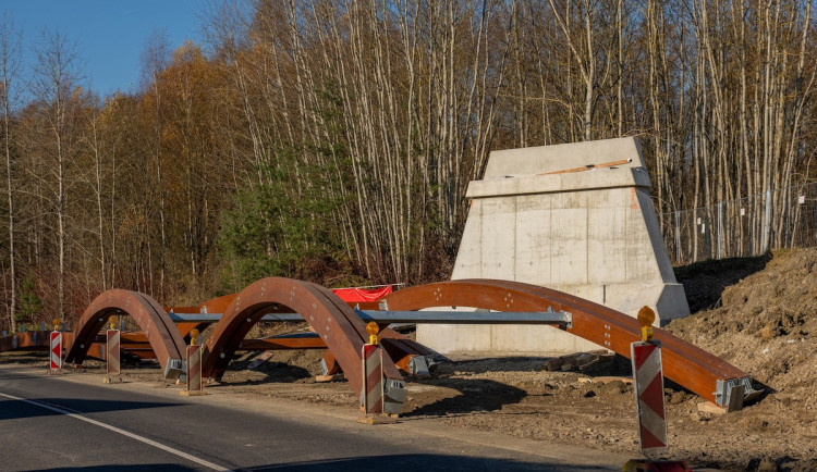 Hlavní tah u Nového Boru se o víkendu zavře. Osadí se lávka pro cyklostezku