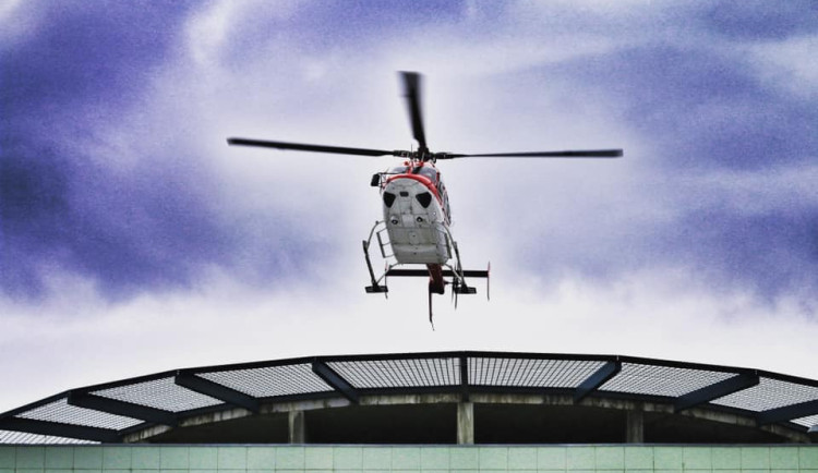 Na Šumpersku se na sjezdovce převrátilo auto s horskými záchranáři, zasahoval vrtulník