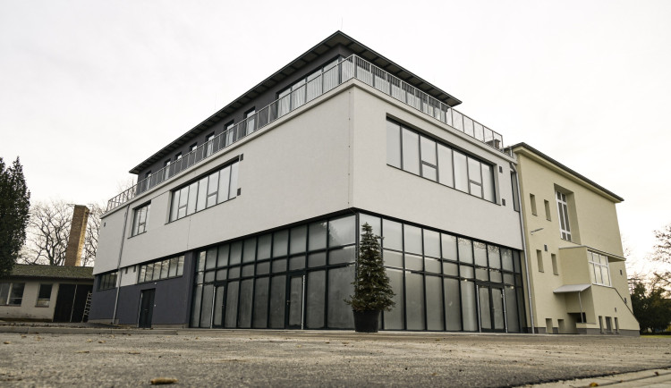 Opravenou školu si hradečtí školáci z Malšovy Lhoty zatím neužívají, musí dojíždět jinam