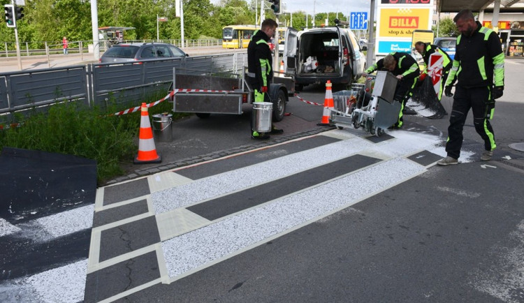 Technici obnovují značení přechodů i varovné symboly na silnicích, přidali i nové
