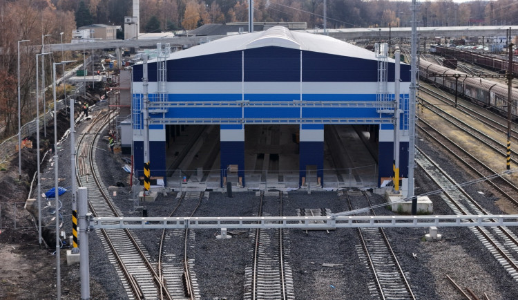 Nová opravárenská hala ČD v Chebu by mohla v květnu zahájit zkušební provoz.