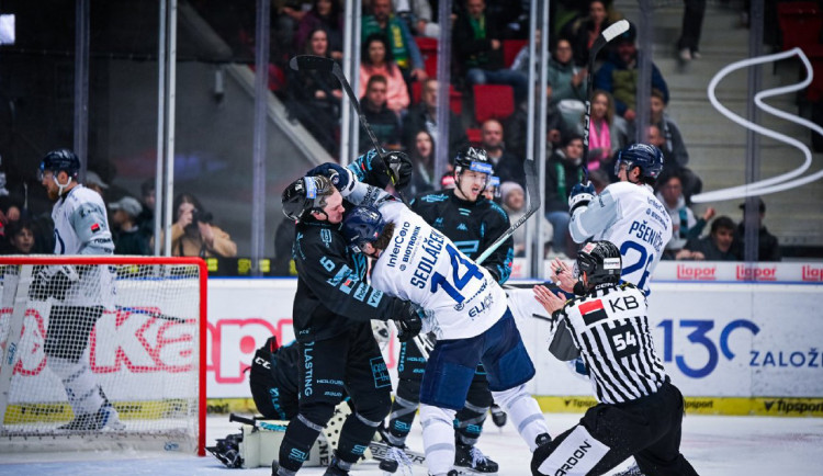 Hokejisté Karlových Varů porazili v extralize Plzeň 4:2, výhru pojistil Myšák.