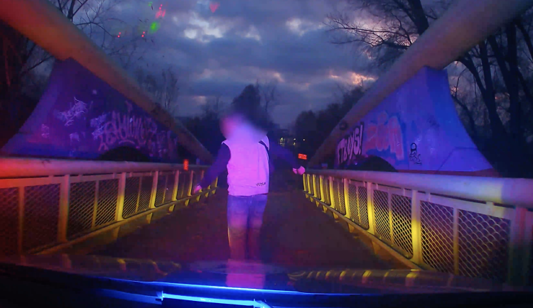 VIDEO: Řidič BMW ujížděl Karlovými Vary, narazil do tří aut