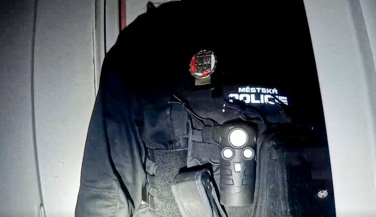 Zapomněla klíče a zabouchla si dveře. Strážníci pomáhali ženě uvězněné v průchodu