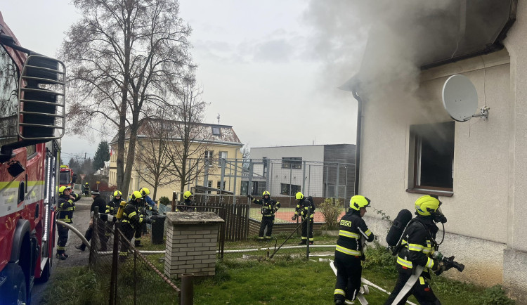 Požár v Ostašově. Dospělý a dvě děti skončili v nemocnici