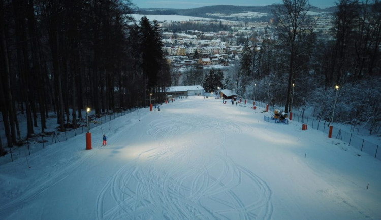 Na svah z filmu Discopříběh se opět vrátí lyžaři, město našlo nového provozovatele
