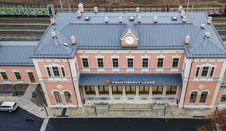 Po rekonstrukci za čtvrt miliardy se otevřelo nádraží ve Františkových Lázních