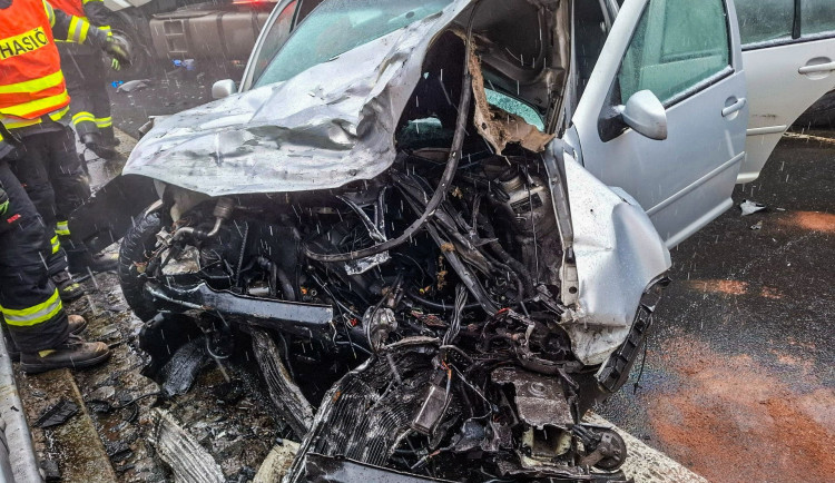 Nehoda kamionu a auta uzavřela silnici na Červenohorské sedlo. Jeden člověk je zraněný