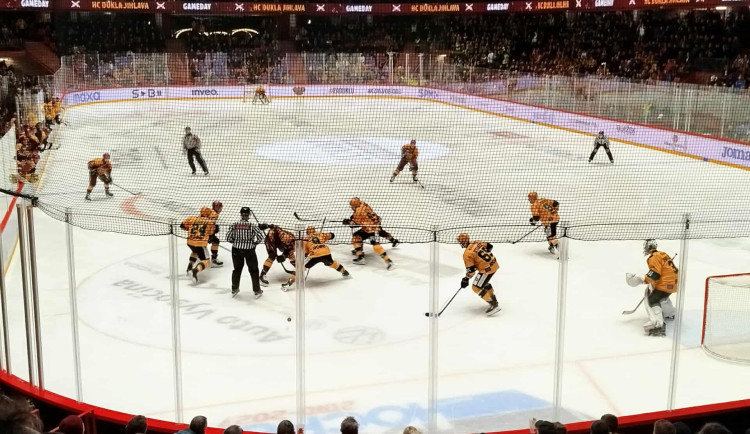 VIDEO: Dukla v Horácké aréně překonala Vsetín. Hru přerušil planý poplach a blackout