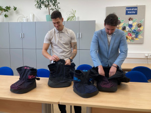 Revoluce pro vozíčkáře. Díky vyhřívaným návlekům jim už v zimě nebudou mrznout nohy