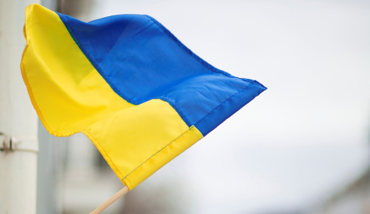 Čtenáři Drbny by z jihlavské radnice ukrajinskou vlajku sundali, ukázala anketa