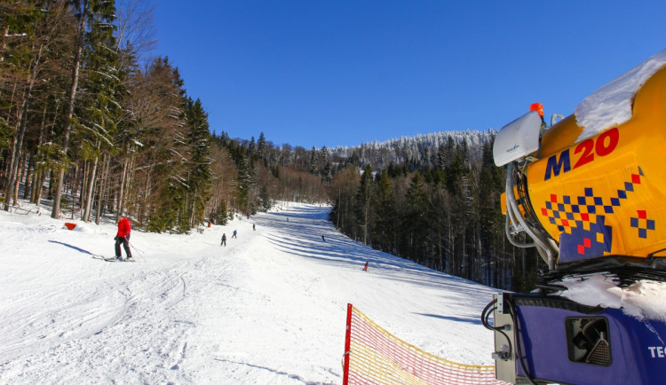 Některé větší areály na jihu Čech začaly zasněžovat sjezdovky