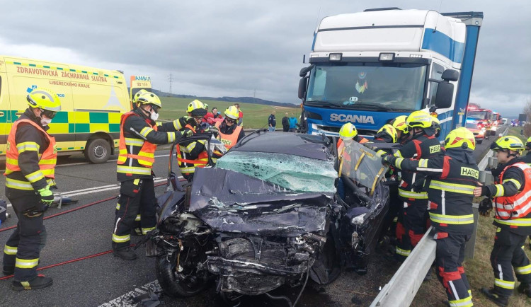 Tragická nehoda u Hrádku. Střet auta s nákladním vozem nepřežil řidič