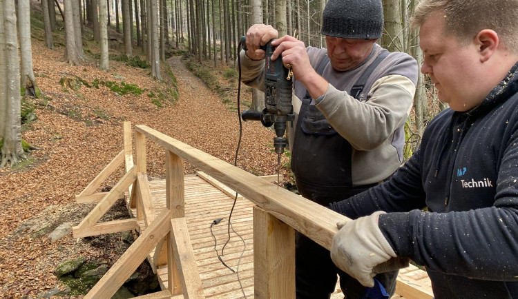 Zchátralá lávka přes Huťský potok se probořila pod koněm. Na místě už je nová