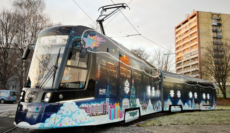 Ostravská vánoční tramvaj vyjela do ulic, hraje koledy a bude vozit i policii