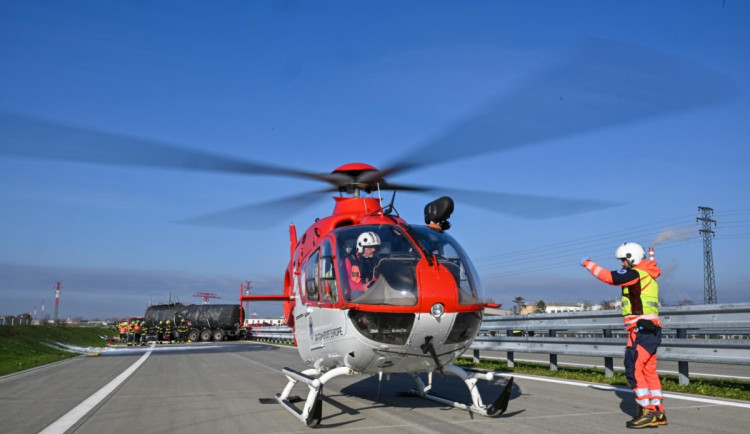 Bouračka autobusu i cisterny. Složky IZS cvičně řešily masivní havárii na nové D1