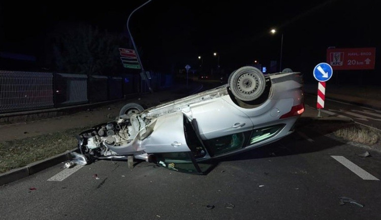 Řidič v noci otočil auto na střechu. Skončil v nemocnici a navíc dostal pokutu