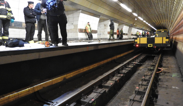 Ve stanici metra Muzeum se vážně zranil údržbář, srazil ho pracovní vlak
