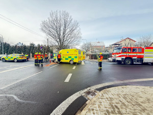 FOTO: V Chebu se při nehodě sanitky a auta zranilo šest lidí, z toho čtyři děti
