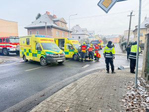 FOTO: V Chebu se při nehodě sanitky a auta zranilo šest lidí, z toho čtyři děti