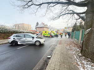 FOTO: V Chebu se při nehodě sanitky a auta zranilo šest lidí, z toho čtyři děti