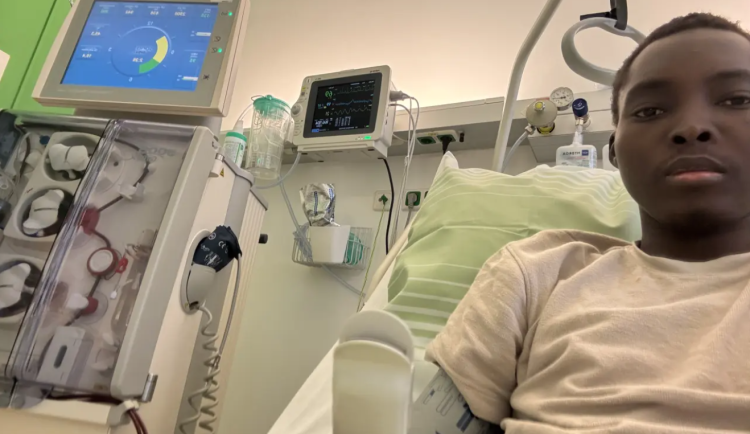 Vážně onemocněl, léčbu ale pojišťovna neuhradí. Pomůžete nigerijskému studentovi?