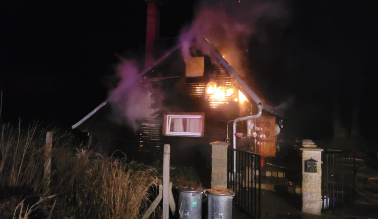 Požár chaty na Bruntálsku způsobil škodu dva miliony, žena se nadýchala kouře