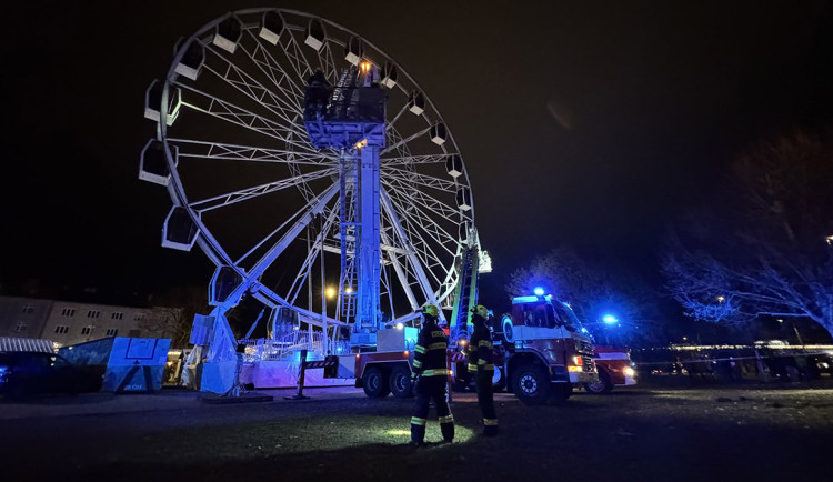 VIDEO: Porucha atrakce v Olomouci: hasiči z výšky evakuovali desítky lidí