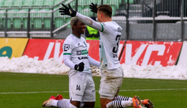 Karvinští fotbalisté díky hattricku Ayaosiho přestříleli Hradec Králové 4:3