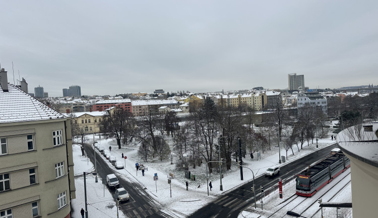 První sníh komplikoval v Praze dopravu, omezen byl provoz busů i vlaků