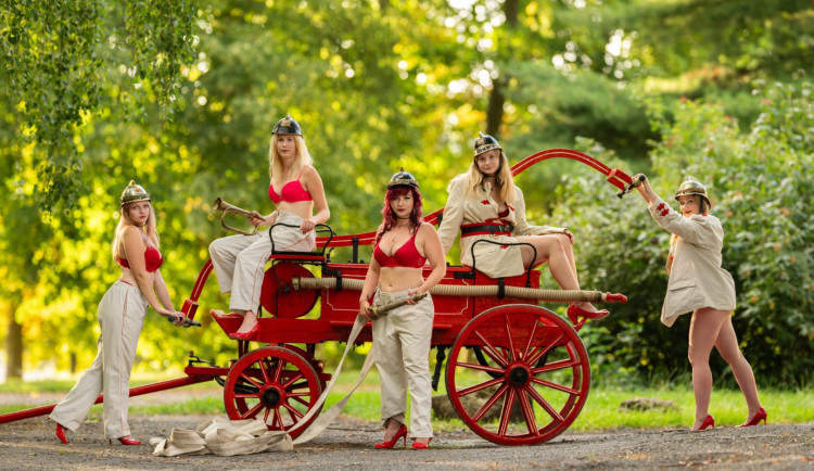 Hasičky se opět pochlubily pikantním kalendářem, pózovaly u historické techniky