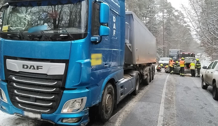 Hasiči na Českolipsku mají od rána napilno. Kvůli sněhu zasahovali u nehod v Dobranově či v Dubé