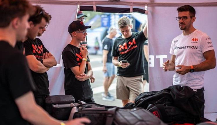 Student keramky dříve závodil na ploché dráze, nyní natáčel na rallye v Maroku