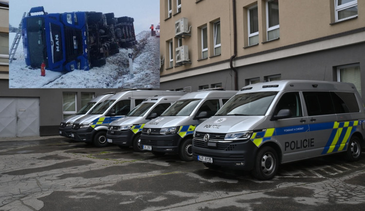 Sníh komplikuje dopravu na Vysočině, s dojezdem k nehodám mají problémy i policisté