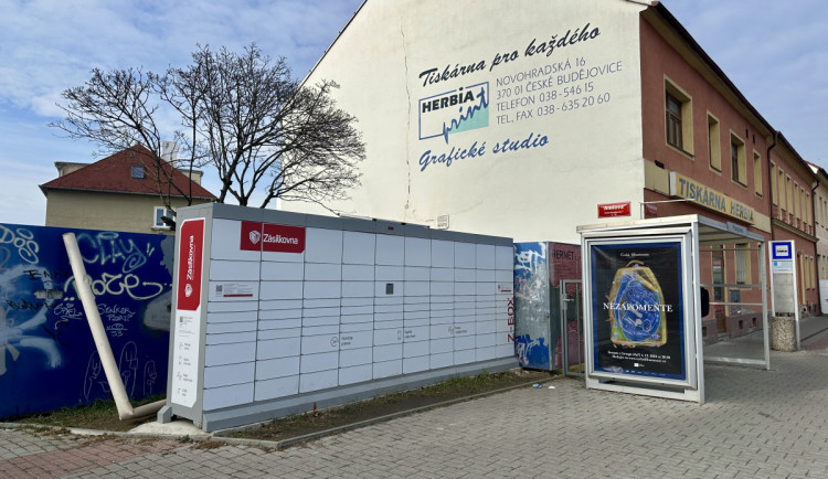 Trojice vykrádala výdejní boxy. Škoda přesahuje stovky tisíc