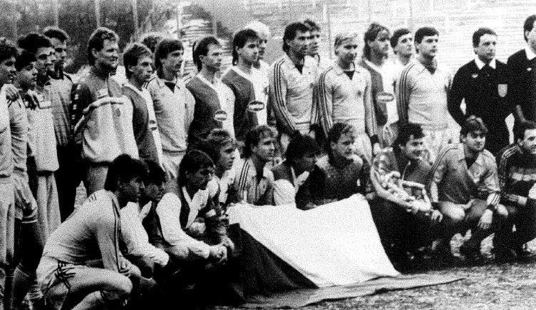 Události listopadu 1989 zasáhly i fotbal. Utkání mezi Slavií a Chebem se nehrálo. Foto: SK Slavia Praha