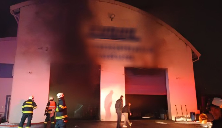 Požár zametacího vozu způsobil v Boršově statisícové škody