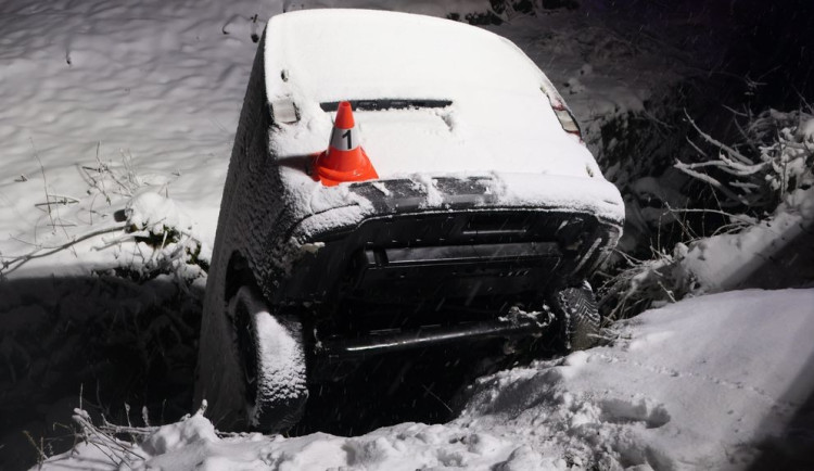 FOTOGALERIE: Auta na střeše a v potoce. Na severu kraje bourali mladí řidiči kvůli sněhu