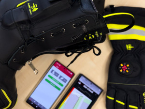 K výstroji patří také aplikace pro sledování pohybu, třeba pro velitele zásahu