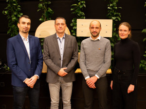 Autoři chytré obuvi a rukavic se zástupci projektu nextdrop (Radek Soukup, Petr Kašpar, František Mach, Petra Drexler)