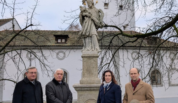 Muž chodil kolem sochy dvacet let, oblíbil si ji a nyní ji nechal zrekonstruovat