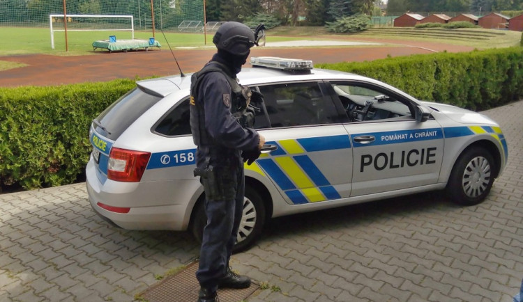 Policie zasahovala na chebské střední škole. Patnáctiletý student měl u sebe teleskopickou vidličku