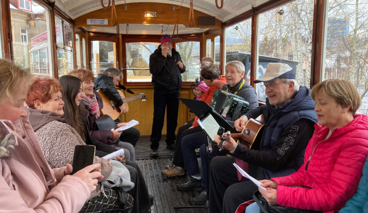 Libercem projede v neděli adventní tramvaj. Lidé si v ní mohou opět zazpívat koledy