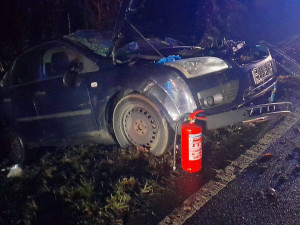 Opilý a zfetovaný řidič narazil do protijedoucího auta, náraz ho odhodil na střechu