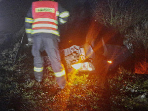 Opilý a zfetovaný řidič narazil do protijedoucího auta, náraz ho odhodil na střechu