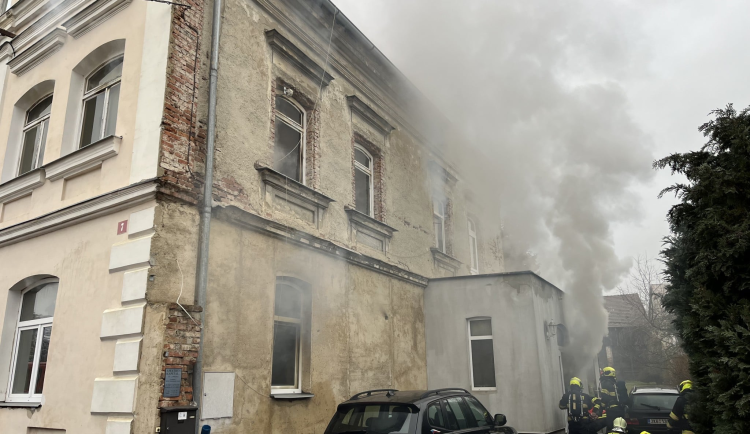 Na Chebsku při požáru rodinného domu zemřel muž.